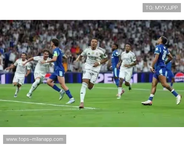 姆巴佩高速接球转身动作利落